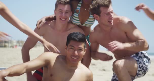Sağlıklı Genç Grup Çok Etnik Arkadaşıyla Sahilde Kameraya Gülümseyen — Stok video