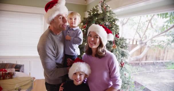Portrait Une Heureuse Famille Caucasienne Debout Devant Arbre Noël — Video