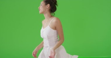 İspanyol bir kadın yeşil ekrana bakıyor. Anahtar ya da birleşik olmak üzere yeşil ekranda.