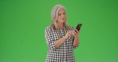 Orta yaşlı kadın manifatura cep telefonu cihaz üzerinde çok hoş