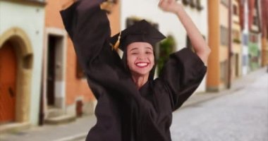 Mutlu Meksikalı kadın üniversite mezunu