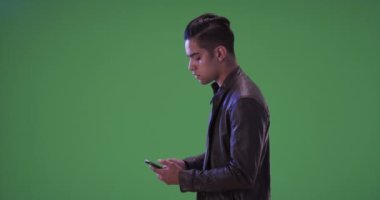 Bin yıllık İspanyol bir adam taksi istiyor ya da yeşil ekranda at paylaşımı yapıyor. Anahtar ya da birleşik olmak üzere yeşil ekranda.