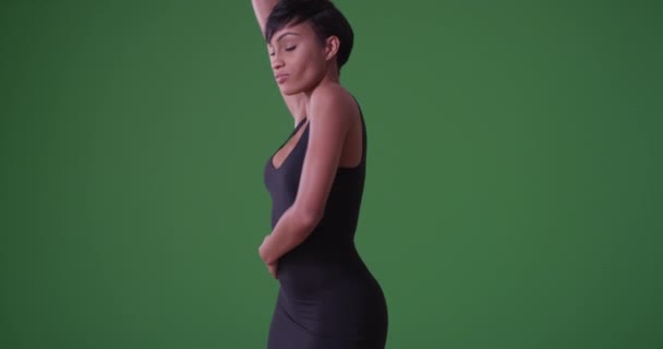 Mulher Sexy Vestido Preto Apertado Dançando Fundo Cinza Tela Verde — Vídeo de Stock