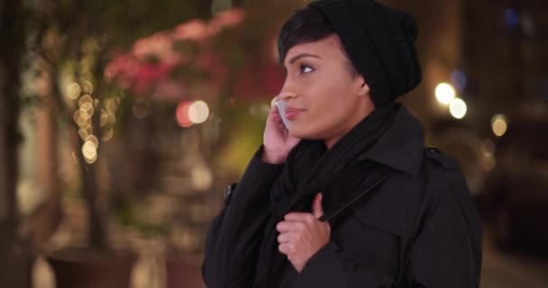 Модная Женщина Черном Пальто Городской Улице Ночью Звонит Мобильному Телефону — стоковое видео