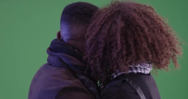 Pasangan Kulit Hitam Milenial Melakukan Perjalanan Layar Hijau Pada Layar — Stok Video
