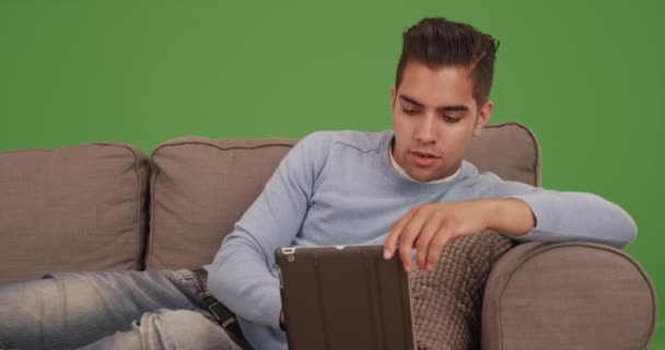 히스패닉 소파에 화면에 태블릿 컴퓨터를 사용하고 있습니다 화면에 대거나 합성하려면 — 비디오
