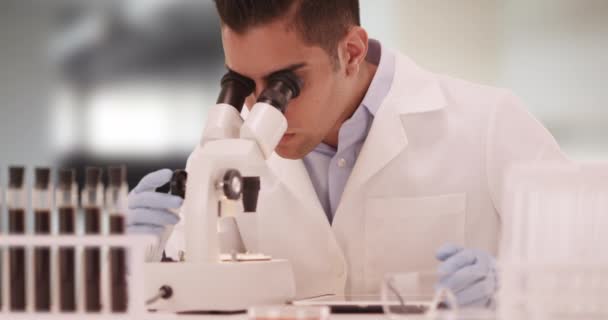 Jahrtausendalter Hispanischer Mediziner Labor Beim Blick Durchs Mikroskop Latino Forschungstechniker — Stockvideo