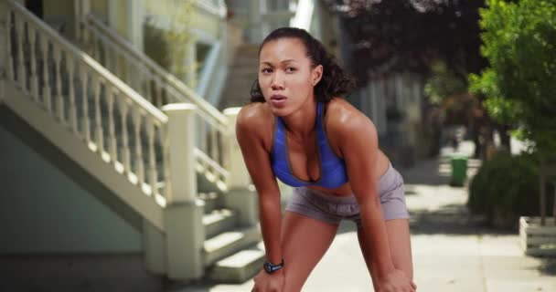 Pelari Wanita Ras Campuran Mengambil Istirahat Cepat Setelah Dia Berlari — Stok Video