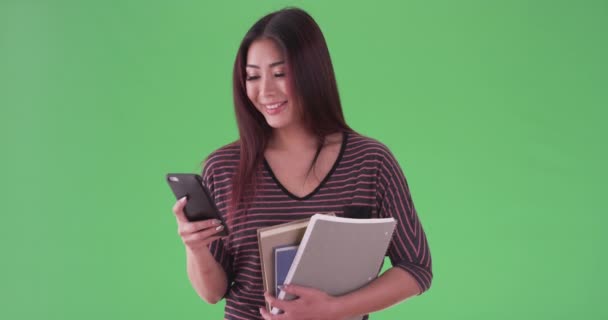Mujer Asiática Feliz Usando Teléfono Inteligente Pantalla Verde Pantalla Verde — Vídeo de stock