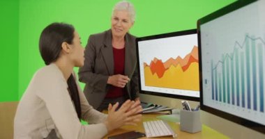 Bir ofis yöneticisi yeşil ekranda bir ofis çalışanına tavsiye eder. Anahtar ya da birleşik olmak üzere yeşil ekranda.