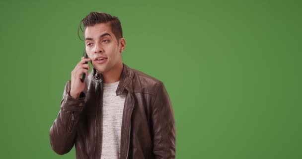 Homme Latino Millénaire Mode Parlant Sur Smartphone Sur Écran Vert — Video
