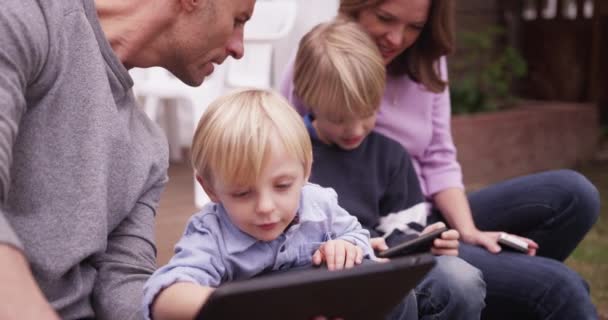 Tablet Bilgisayarına Bakan Sevimli Bir Çocuğun Yakın Çekimi — Stok video