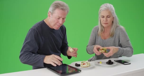可爱的老夫妇一起吃午饭 一起看科技 — 图库视频影像