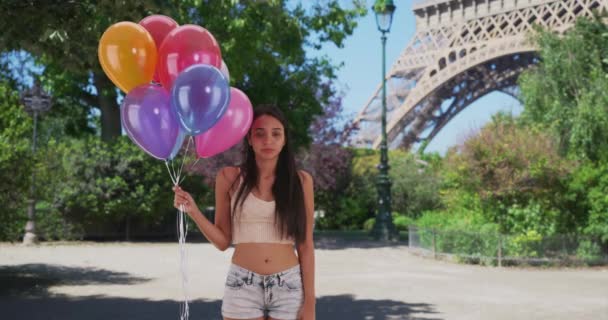 Yalnız Latin Balonları Eyfel Kulesi Nin Önünde Tutuyor Birkaç Balon — Stok video