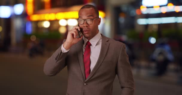 时尚的非洲裔美国企业高管在城市出门在外的时候 在一个商务电话里 迷人的黑人专业人士在电话里和潜在客户谈论生意 — 图库视频影像