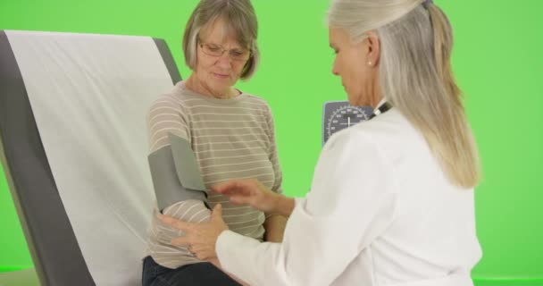 Starszy Pacjent Jest Badany Przez Lekarza Zielonym Ekranie Zielonym Ekranie — Wideo stockowe