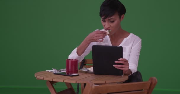 Černá Žena Sedí Stolu Oběd Používá Tablet Zelené Obrazovce Zelené — Stock video