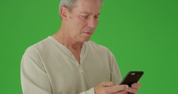 Portrait Mature White Man Texting Front Green Screen — Stock Video