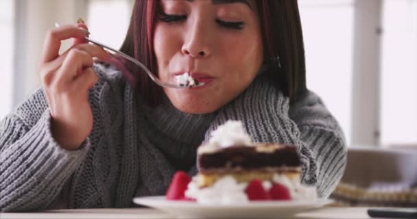 Heureuse Japonais Femme Manger Gâteau Maison — Video