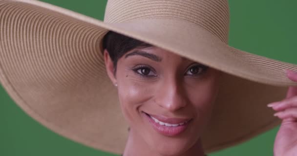Mulher Negra Com Grande Chapéu Sol Olhando Para Câmera Sorrindo — Vídeo de Stock