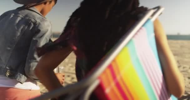 Zbliżenie Handheld Strzał Dwóch Kobiet Przyjaciół Drugiej Stronie Plaży Kierunku — Wideo stockowe