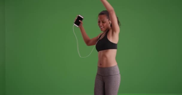 千禧年混血女子在绿屏上跳舞 用于键入或合成的绿色屏幕上 — 图库视频影像