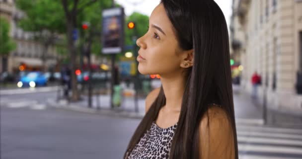 Счастливая Задумчивая Латиноамериканка Парижской Улице Улыбается Камеру Спокойная Привлекательная Молодая — стоковое видео
