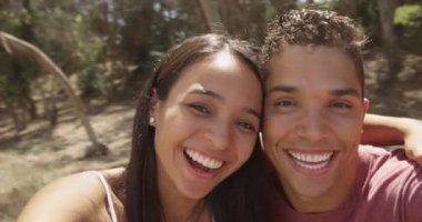 Dönerken selfie çeken tatlı Meksikalı çift.