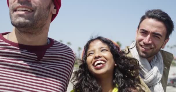 Šťastná Krásná Černoška Usmívá Pláži Dvěma Multietnickými Mužskými Přáteli — Stock video