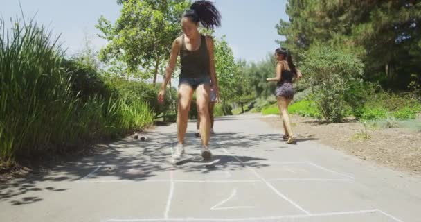 Infância Melhores Amigos Jogando Jogo Parque — Vídeo de Stock