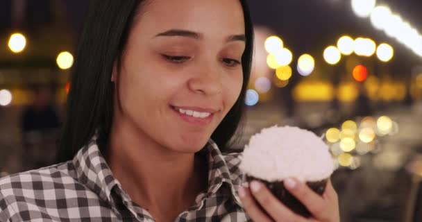 Vacker Spansktalande Kvinna Njuter Nybakad Muffins Stadsgata Natten Latina Äter — Stockvideo