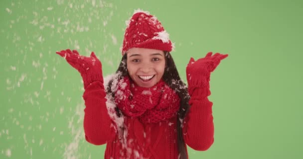 Sorrindo Menina Hispânica Com Neve Caindo Sobre Ela Tela Verde — Vídeo de Stock