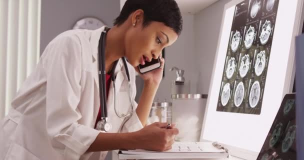Mujer Negra Médico Teléfono Lectura Rayos Escaneos — Vídeos de Stock