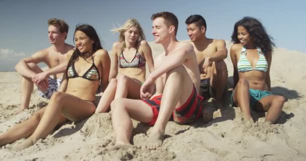 Tineri Grup Sănătos Prieteni Multi Etnici Care Stau Plajă Vorbind — Videoclip de stoc