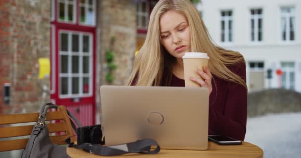 Genç Beyaz Kadın Milenyum Mağazaları Kahve Içerken Bilgisayarında Çevrimiçi Bruges — Stok video