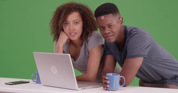 Uomini Donne Afroamericani Usano Loro Portatile Sullo Schermo Verde Sullo — Video Stock