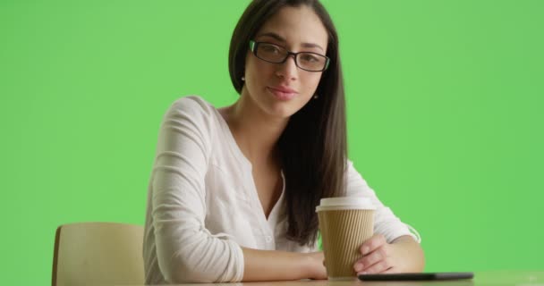 Una Donna Affari Ispanica Posa Ritratto Con Caffè Sullo Schermo — Video Stock