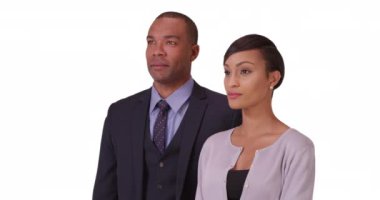 Siyah iş çifti beyaz arka planda bir portre için poz veriyor. Afrika kökenli Amerikalı insanlar boş bir zeminde duruyorlar. 4k