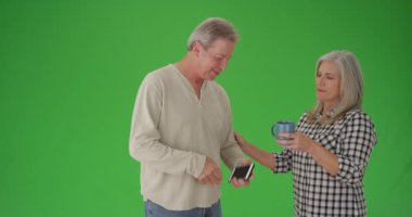Yeşil ekranda güzel, beyaz, yaşlı bir çift.