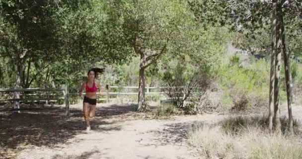 Saludable Mujer Asiática Corriendo Fuera Pista Parque — Vídeos de Stock