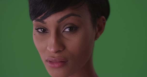 一个年轻的黑人女子的特写画像 她的严肃的脸在绿色的屏幕上 在绿色屏幕上键入或合成 — 图库视频影像