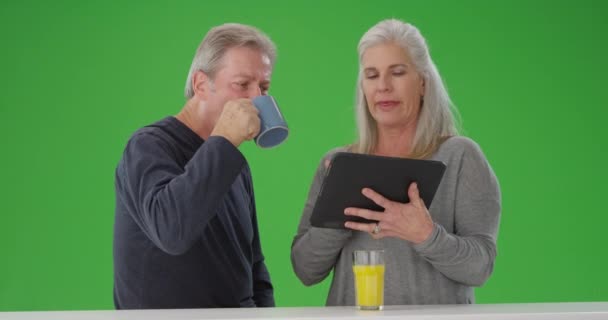 Couple Caucasien Âgé Regardant Tablette Pendant Petit Déjeuner — Video