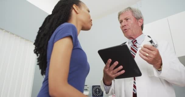 Médico Sênior Aconselhando Jovem Mulher Negra — Vídeo de Stock