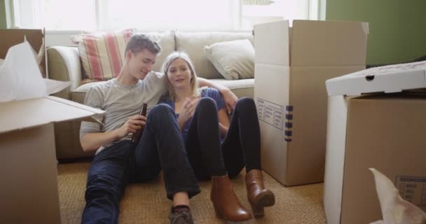Junges Paar Plaudert Und Entspannt Nach Dem Auspacken — Stockvideo