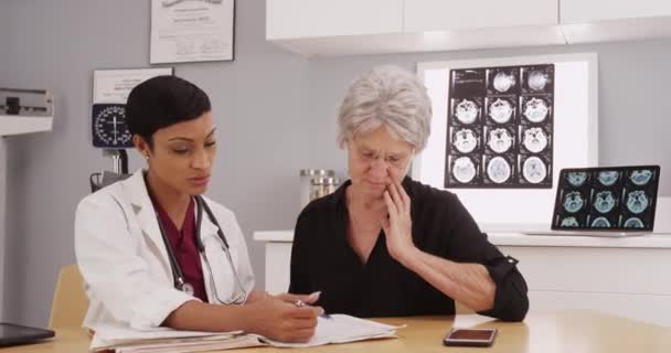 Femme Mûre Patient Consultation Avec Jeune Médecin — Video