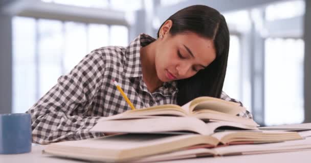 Entschlossene Latina Studentin Arbeitet Ihrer Forschungsarbeit Einem Studienbereich Auf Ihrem — Stockvideo