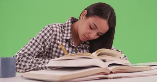 Студент Испаноязычного Колледжа Готовится Экзамену Большим Количеством Книг Зеленом Экране — стоковое видео