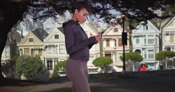 공원에서 스마트 사용하는 아프리카 미국인 밀레니엄 소녀가 샌프란시스코의 그림그리는 여자들 — 비디오