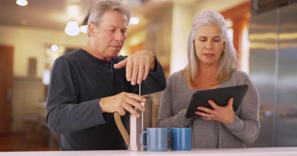 Couple Blanc Senior Regardant Ordinateur Tablette Pendant Petit Déjeuner Homme — Video
