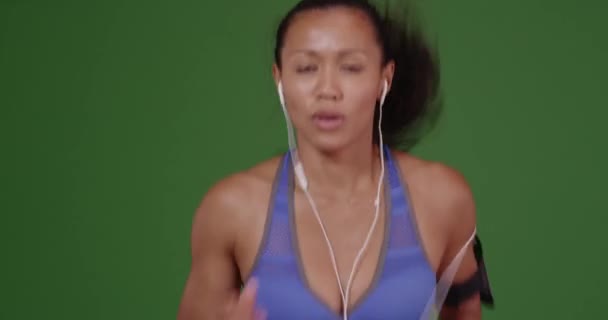 健康适合混血女子在绿屏上跑步 用于键入或合成的绿色屏幕上 — 图库视频影像